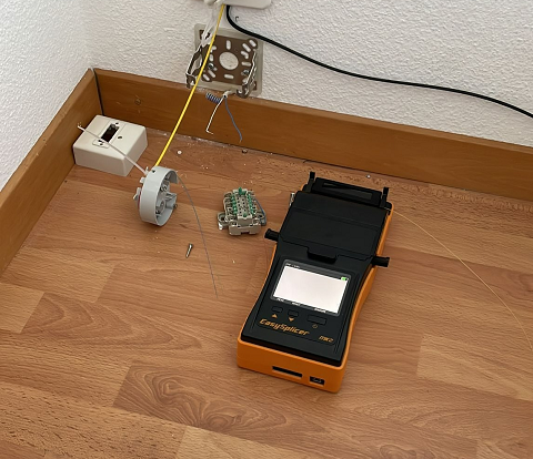 Soudure d'un connecteur sur prise fibre